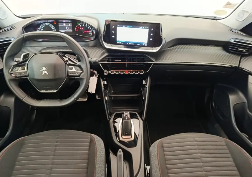 Vue intérieure avant du tableau de bord et volant cuir noir de la Peugeot 2008 Active Business 2021.