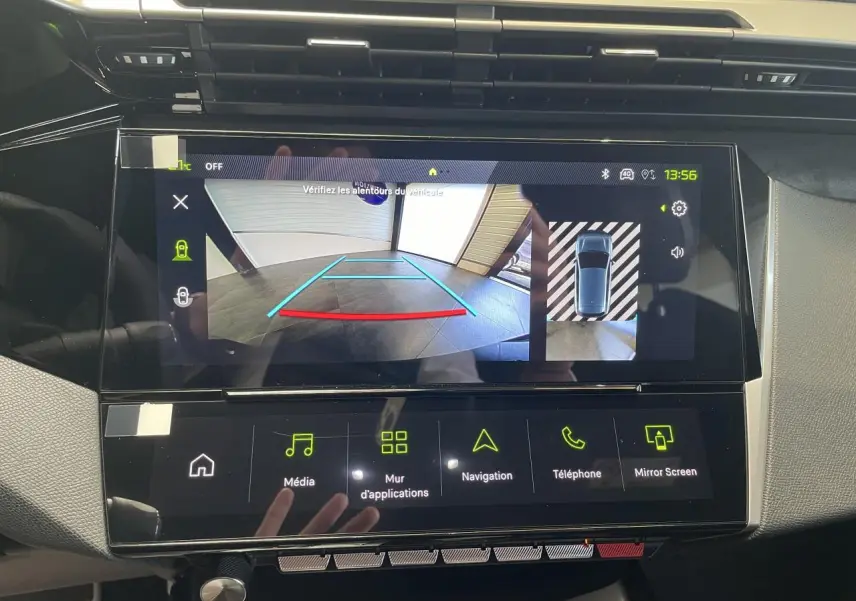 Écran tactile central affichant la caméra de recul et la vue 360° dans l'habitacle d'une Peugeot 308 gris Artense.
