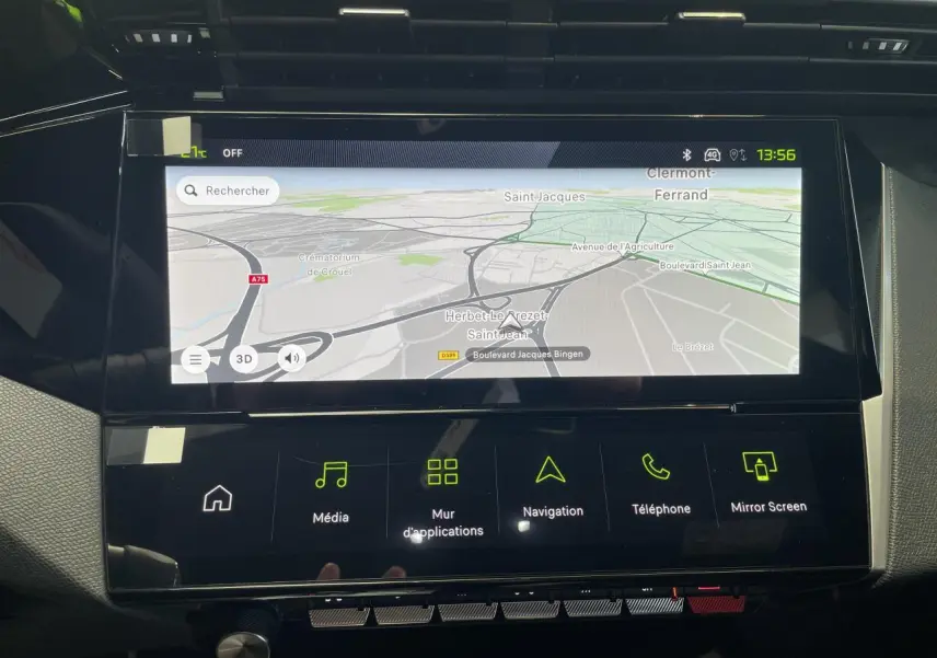 Écran tactile central du tableau de bord du Peugeot 308 gris Artense, affichant la navigation 3D.