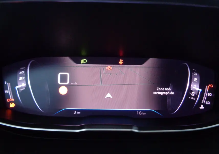 Affichage numérique du tableau de bord du Peugeot 5008 2023 montrant la vitesse à 0 km/h et une carte non cartographiée.