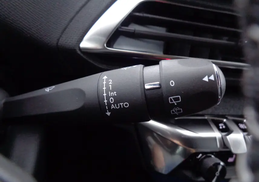 Gros plan sur la commande des essuie-glaces dans l'habitacle du Peugeot 5008 gris platinium 2023.