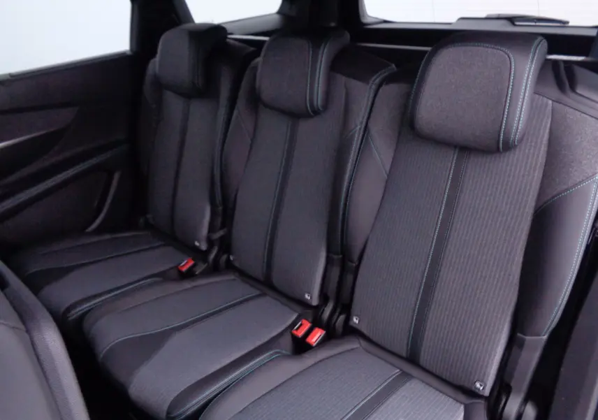 Vue intérieure des sièges arrière en tissu gris avec surpiqûres bleues du Peugeot 5008 2023 finition Allure Pack