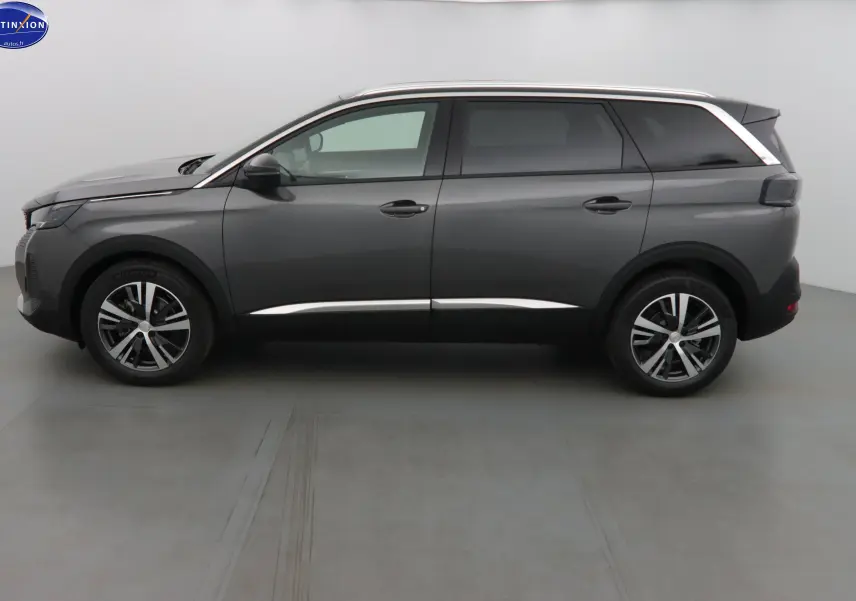 Profil latéral droit d'un Peugeot 5008 gris platinium métal avec jantes alliage bicolores et vitres teintées.
