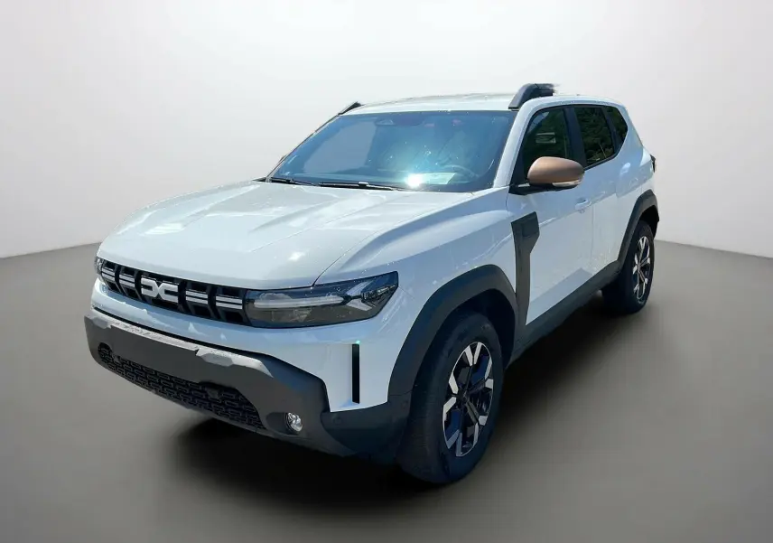 Dacia Duster 2025 blanc en 3/4 avant droit avec détails noirs et rétroviseurs couleur bronze.