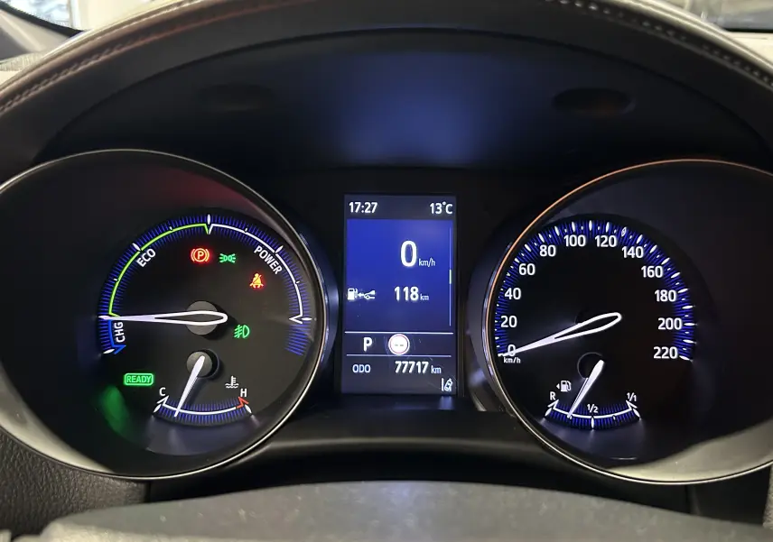 Tableau de bord du Toyota C-HR Hybride 122h Edition 2WD, affichage numérique et compteurs éclairés en bleu.