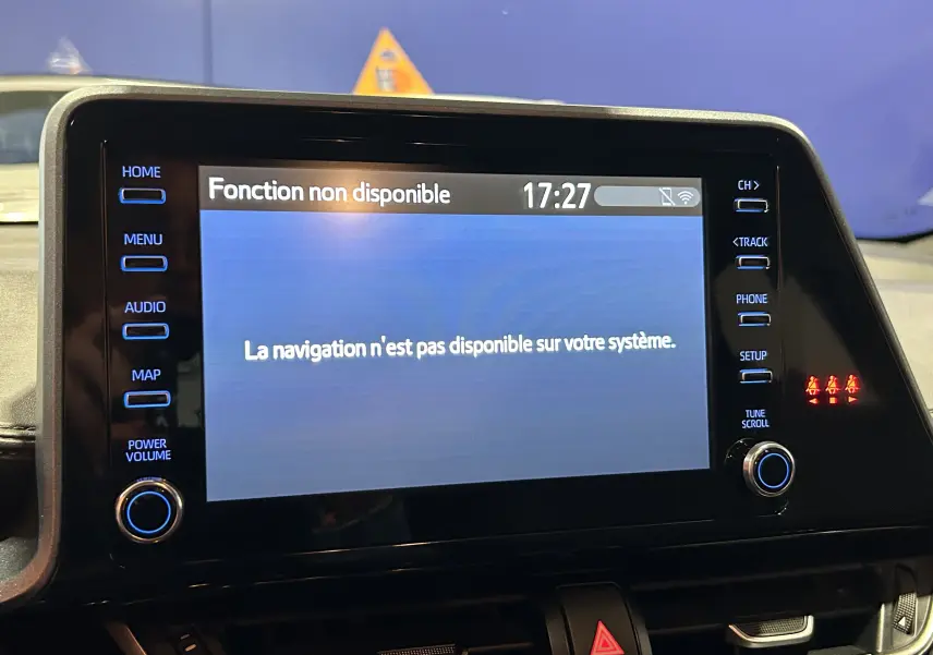 Écran central du Toyota C-HR Hybride 2021 affichant un message d'erreur de navigation, boutons lumineux autour.