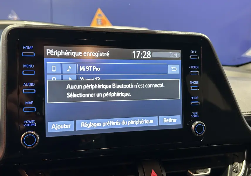 Écran tactile central du Toyota C-HR Hybride 2021 affichant la connexion Bluetooth, avec commandes autour en noir brillant.