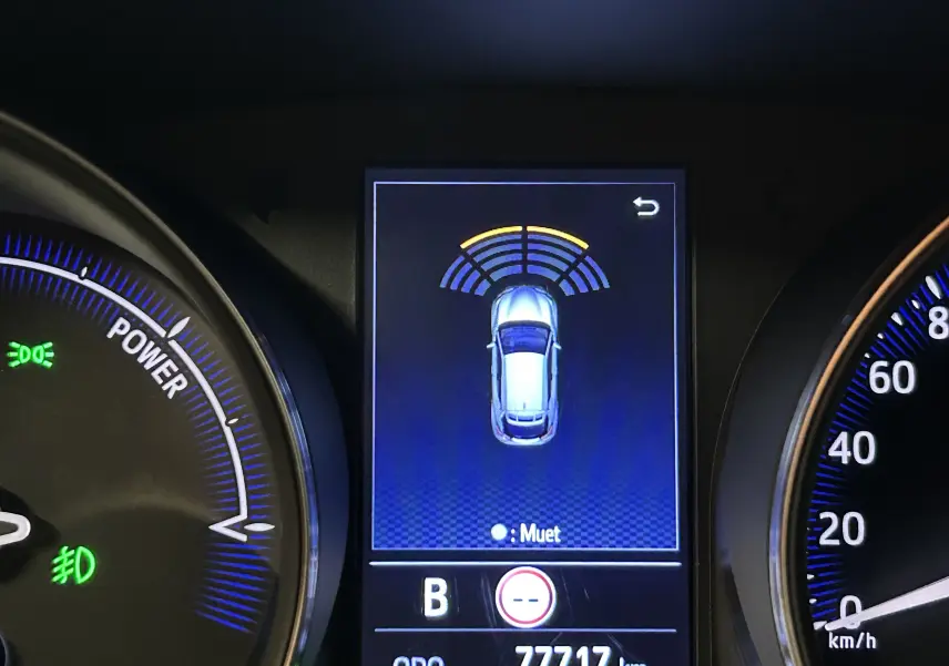 Tableau de bord du Toyota C-HR Hybride noir, affichage central montrant la détection avant active et compteur à 77 717 km.