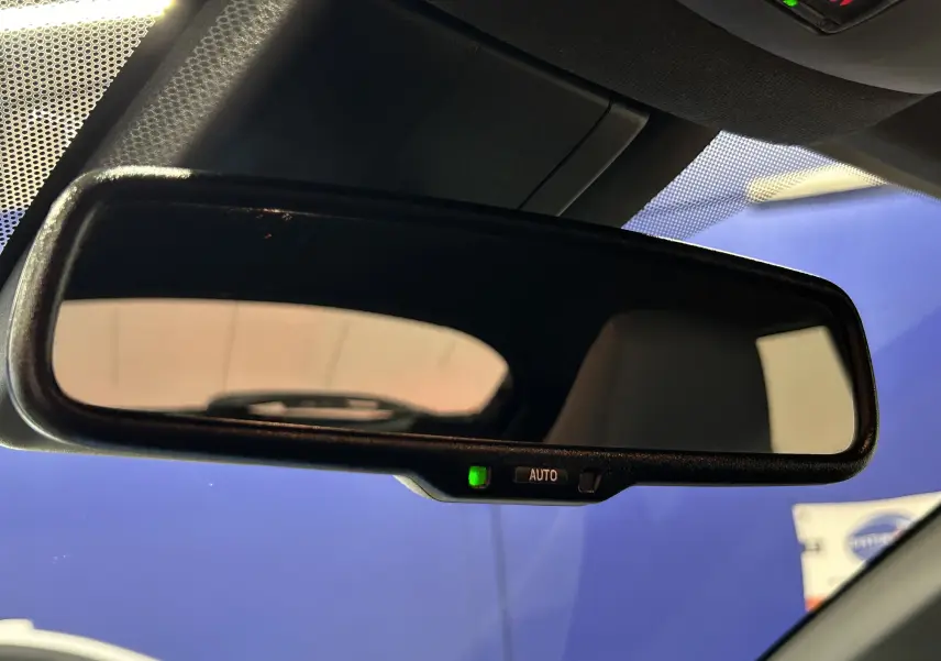 Rétroviseur intérieur avec fonction auto du Toyota C-HR Hybride noir métal, vue rapprochée sur le miroir et son cadre.