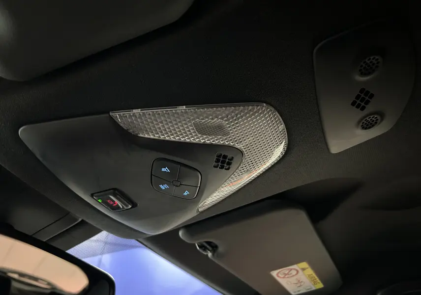 Plafonnier intérieur avec commandes d’éclairage et bouton SOS, vue du toit d’un Toyota C-HR Hybride noir métal 2021.