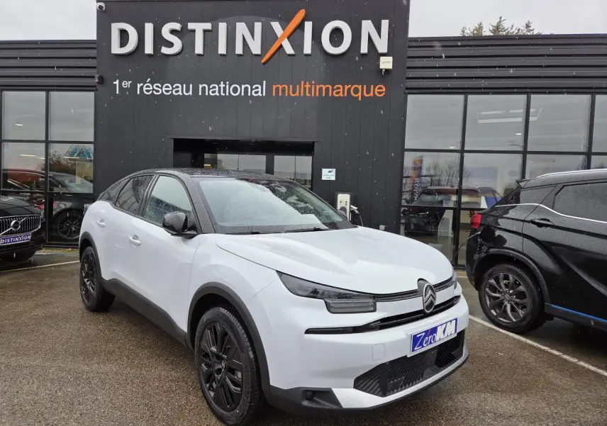 Citroën C4 blanc Okenite avec toit noir, vue 3/4 avant droit devant concession Distinxion.