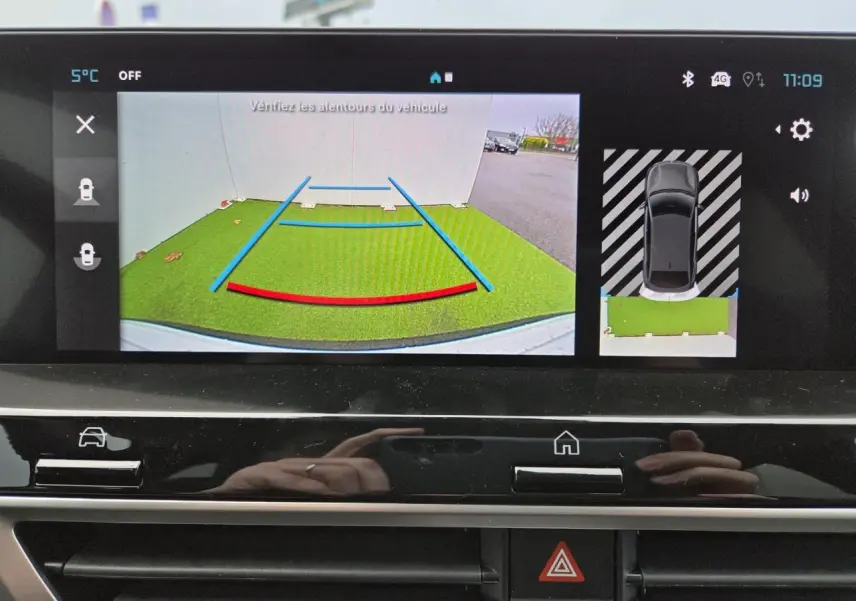 Écran de caméra de recul affichant l'aide au stationnement du Citroën C4 blanc avec toit noir, vue arrière virtuelle.