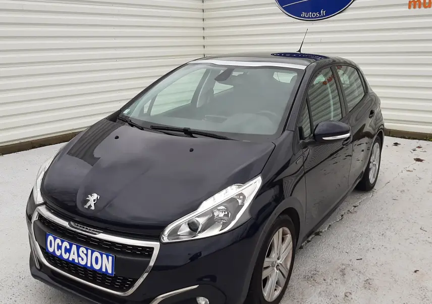 Peugeot 208 bleu nuit vue 3/4 avant droit, avec calandre chromée et jantes alliage 16 pouces.