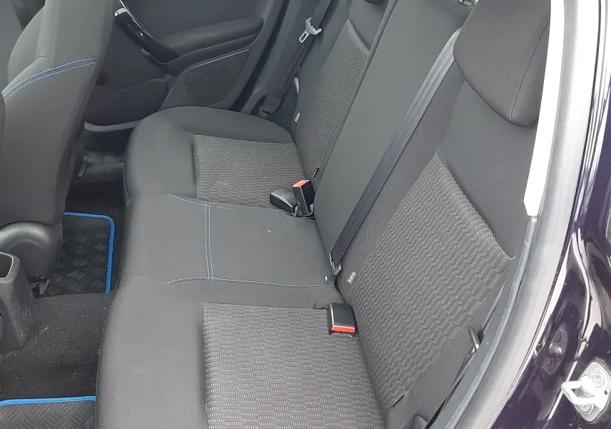 Vue intérieure côté droit des sièges arrière en tissu noir avec surpiqûres bleues d'une Peugeot 208 bleu nuit 2019.