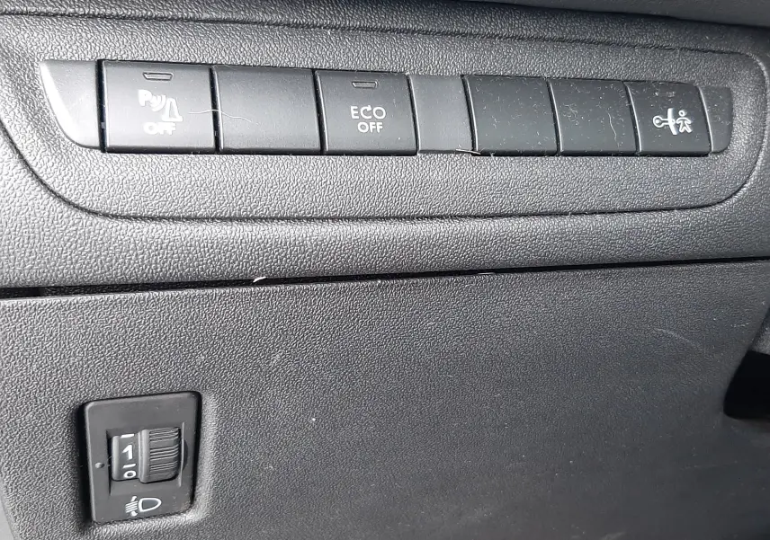 Gros plan sur les commandes de tableau de bord noir de la Peugeot 208 1.2 PureTech 82ch Signature 2019.