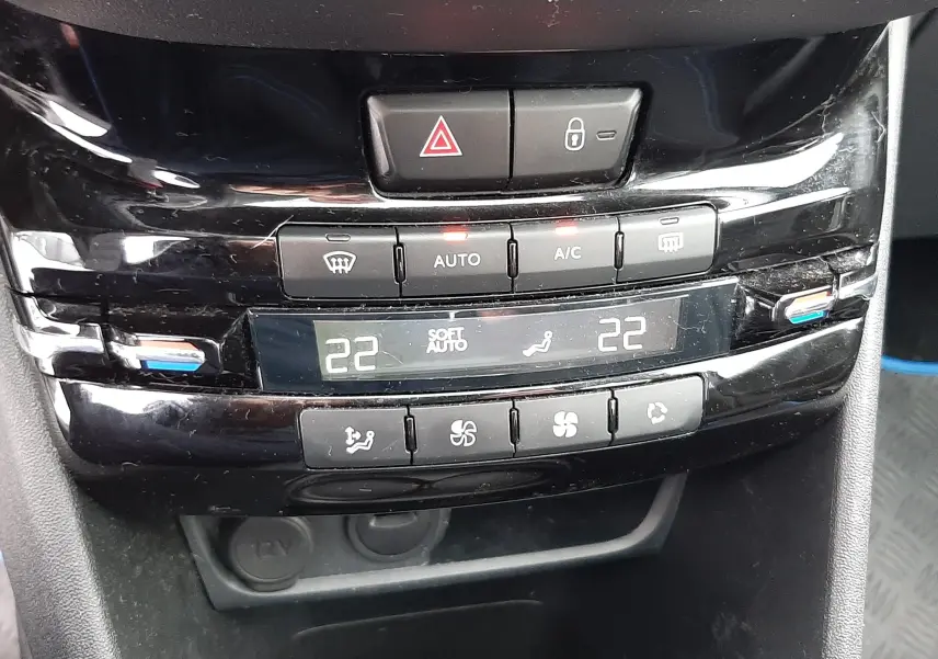 Panneau de commande de la climatisation automatique avec affichage digital dans une Peugeot 208 Bleu Nuit 2019.