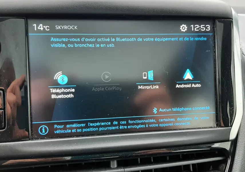 Écran tactile central du tableau de bord de la Peugeot 208 bleu nuit 2019 affichant les options Bluetooth et Android Auto.
