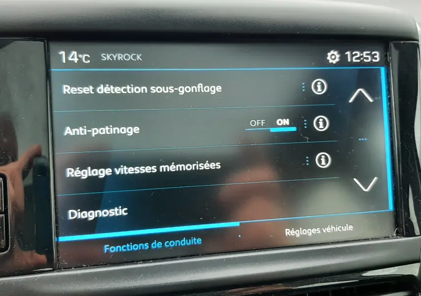 Écran tactile central du tableau de bord du Peugeot 208 bleu nuit, affichant les réglages de conduite.