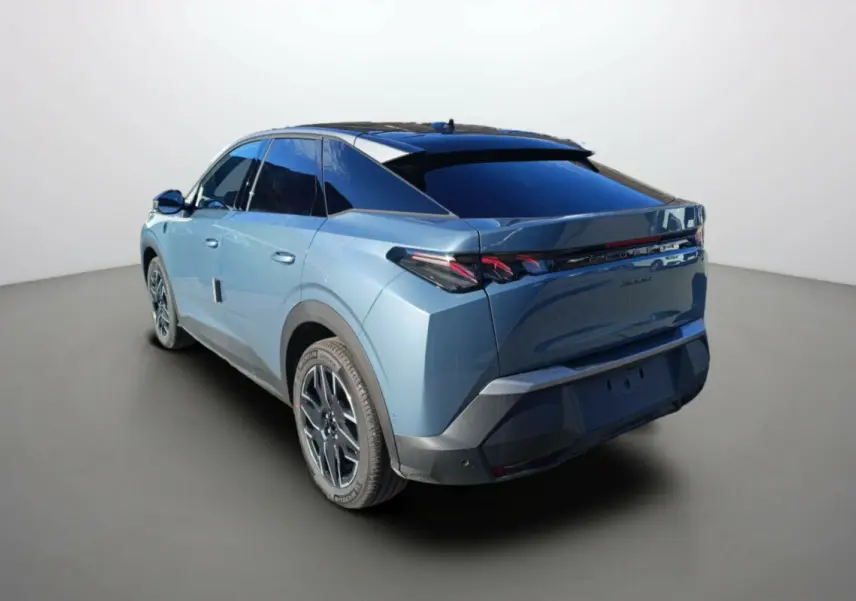 Peugeot 3008 Hybrid 145 vue 3/4 arrière côté gauche, bleu Ingara avec toit noir et jantes alu 19 pouces.