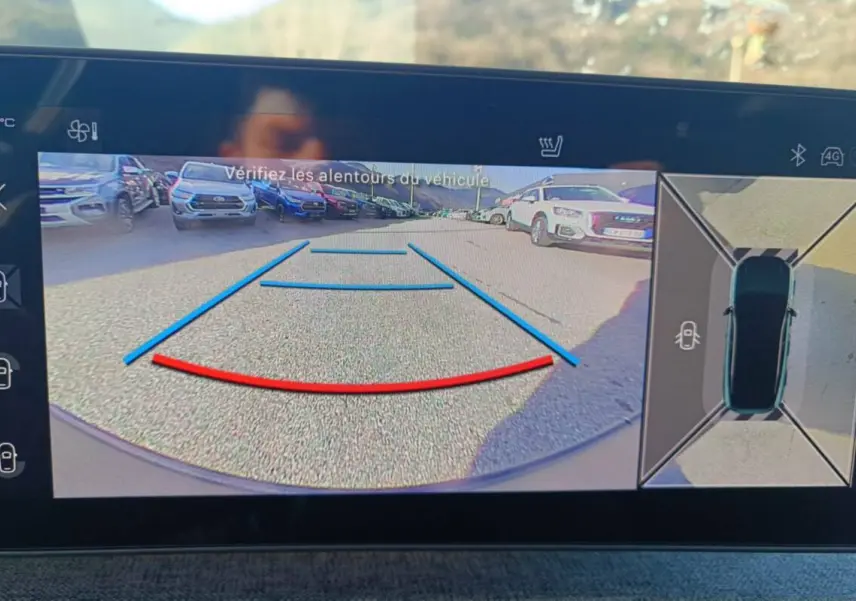 Écran de caméra 360° du Peugeot 3008 Hybrid 145 bleu ingaro, vue arrière avec lignes de guidage colorées.