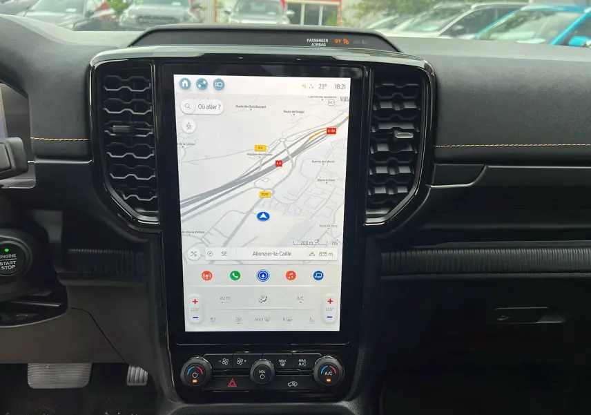 Vue intérieure du tableau de bord du Ford Ranger 2025 avec grand écran tactile vertical affichant la navigation.