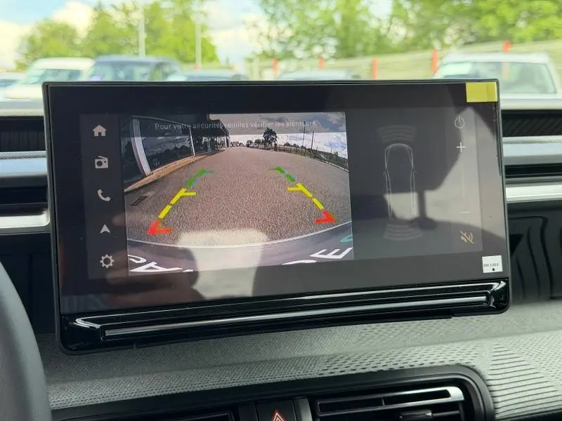 Écran tactile intérieur montrant la caméra de recul du Citroën C3 Aircross hybride 2026, vue de face.