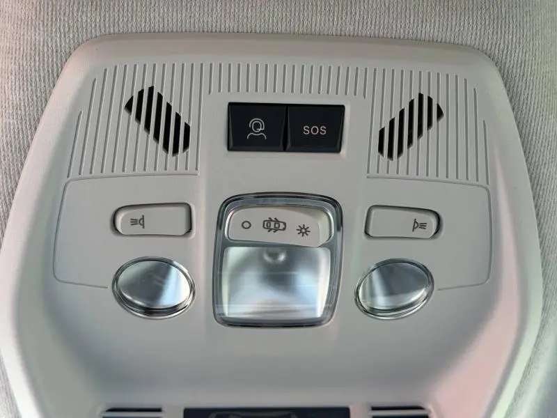 Vue rapprochée du plafonnier intérieur blanc avec boutons SOS et commandes d’éclairage du Citroën C3 Aircross 2026.