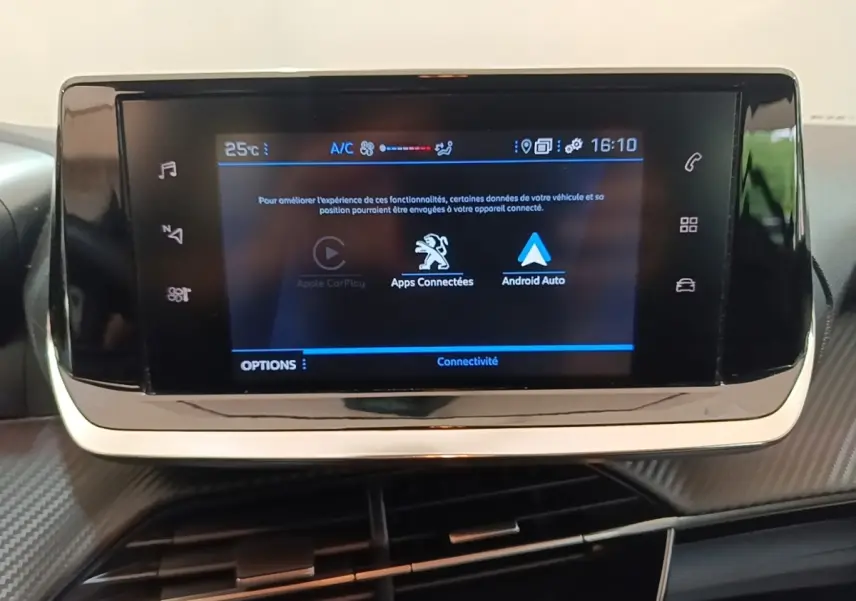 Écran tactile central de la Peugeot 208 PureTech 100 S&S Active Pack 2023 affichant Apple CarPlay et Android Auto.