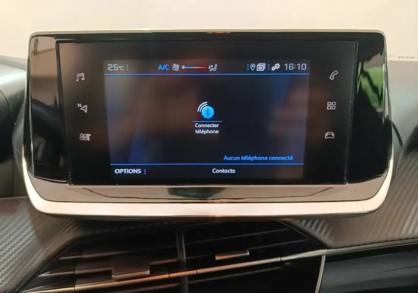 Écran tactile central de la Peugeot 208 PureTech 100 S&S Active Pack 2023 avec interface Bluetooth affichée.