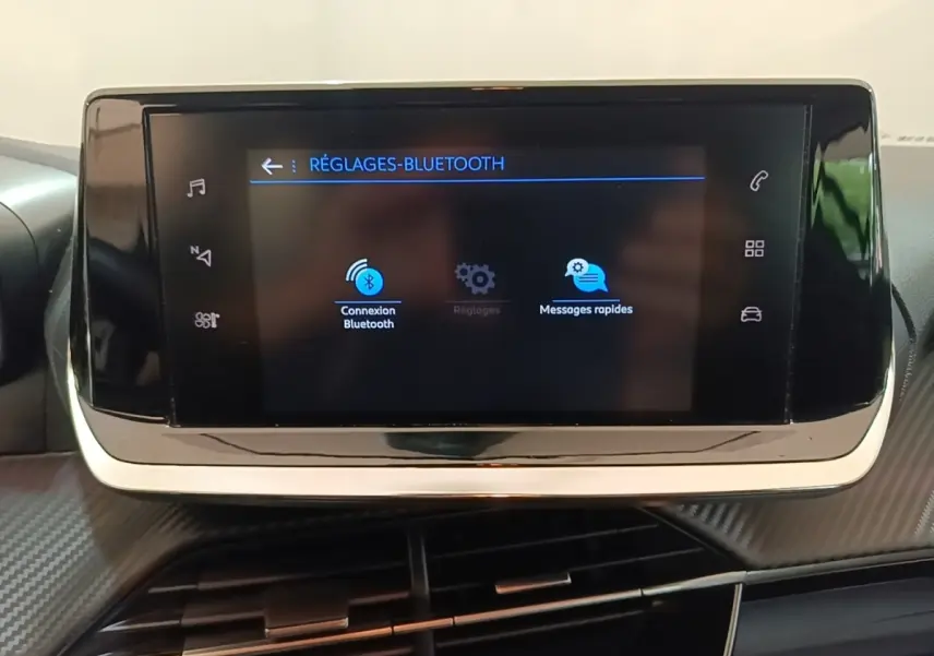 Écran tactile central de la Peugeot 208 PureTech 100 S&S Active Pack affichant les réglages Bluetooth, vue intérieure.