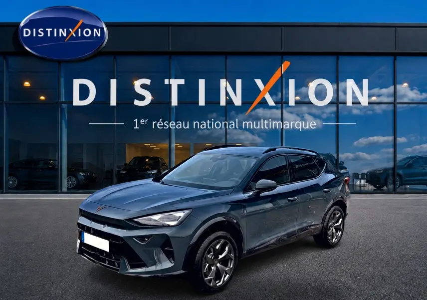 Vue 3/4 avant droit d'un CUPRA Formentor 1.5 etsi hybrid bleu fjord avec jantes 18 pouces devant un showroom Distinxion.