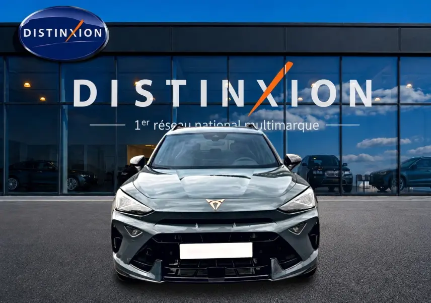 Vue frontale d'un CUPRA Formentor bleu fjord 2026 avec calandre marquée et logo CUPRA distinctif sur fond de vitrine Distinxion.
