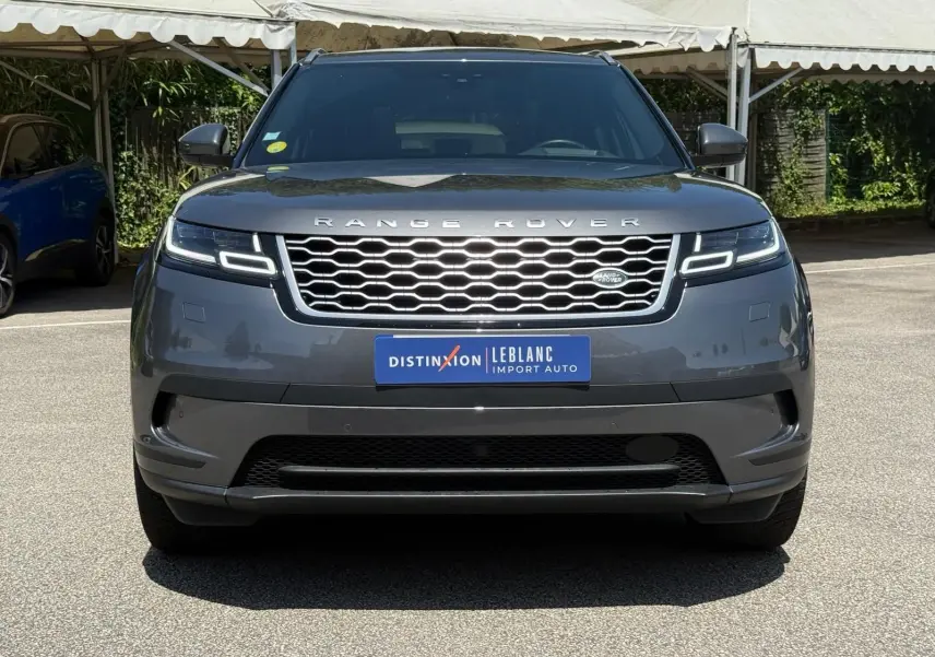 Vue frontale d'un Range Rover Velar gris 2019 avec calandre distinctive et feux LED en forme de C.