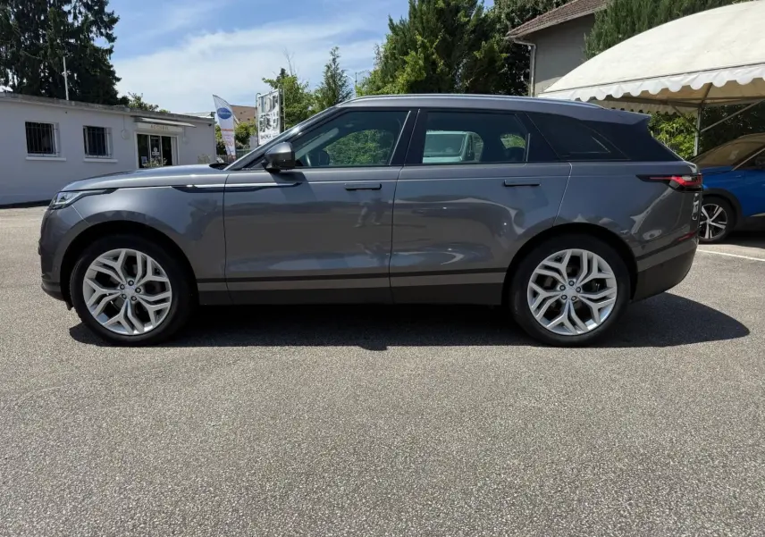Profil côté gauche d'un Range Rover Velar gris 2019, mettant en valeur ses lignes épurées et ses jantes alliage.