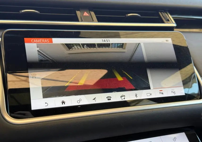 Écran tactile intérieur du Range Rover Velar 2019 montrant la caméra de recul avec guidage de trajectoire.
