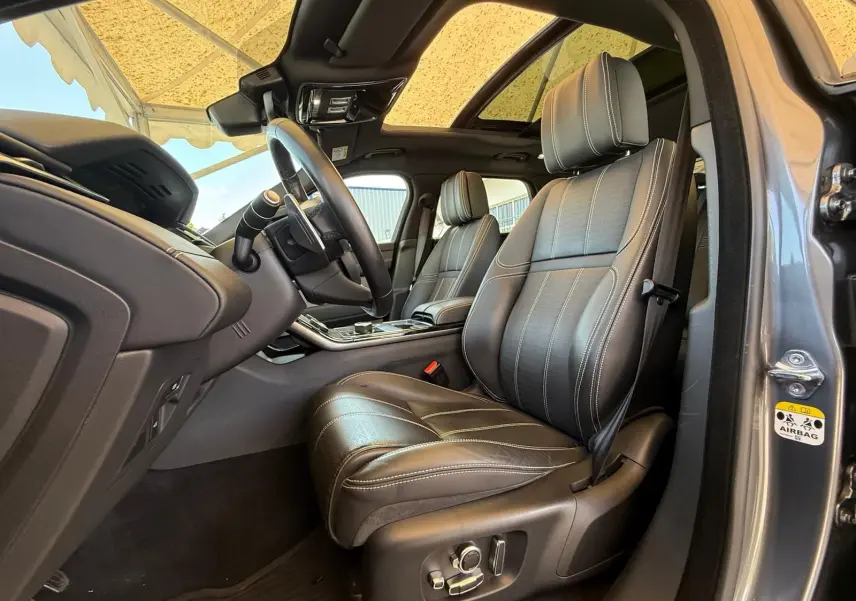 Intérieur du Range Rover Velar gris 2019, vue côté conducteur sur sièges cuir Windsor et tableau de bord moderne.