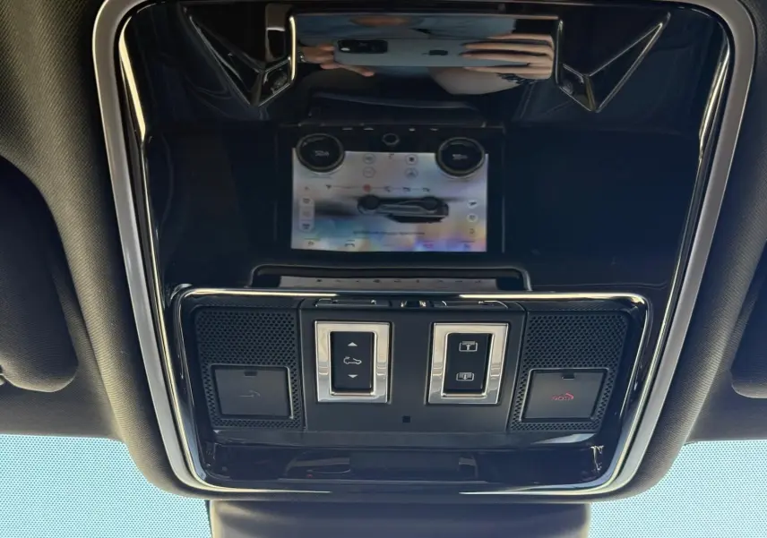 Vue en gros plan du panneau de commande de toit ouvrant et des commandes intérieures du Range Rover Velar gris 2019.