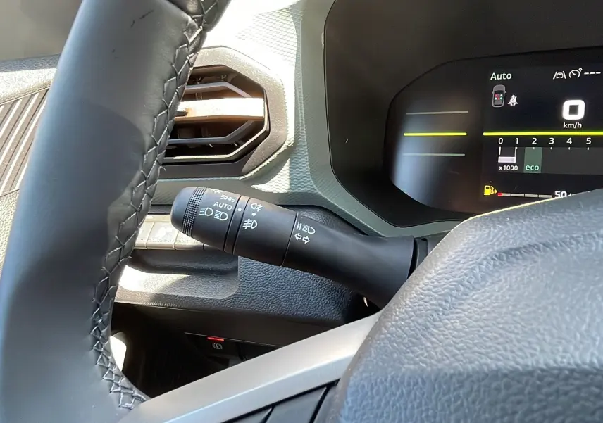 Vue rapprochée du volant et du combiné d'instruments numérique du Dacia Duster blanc 2025, version Extreme Plus.