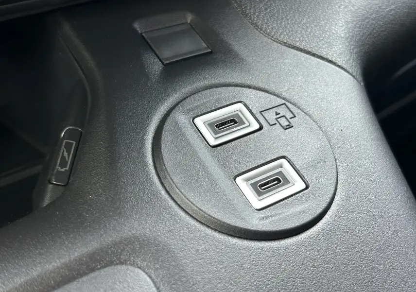 Gros plan sur deux ports USB-C intégrés dans la console noire du Peugeot Partner Fourgon 2025.