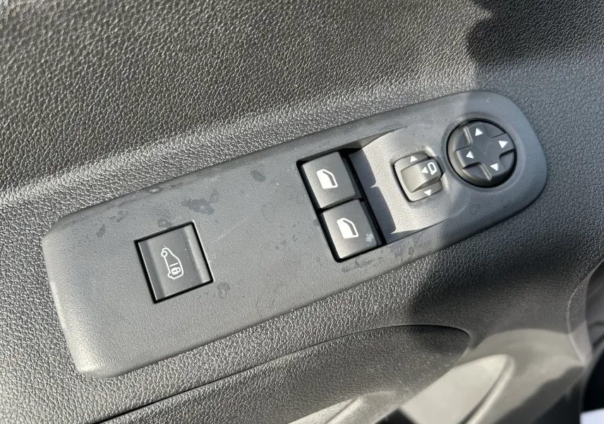 Panneau de commandes des rétroviseurs et vitres côté conducteur du Peugeot Partner Fourgon blanc 2025.