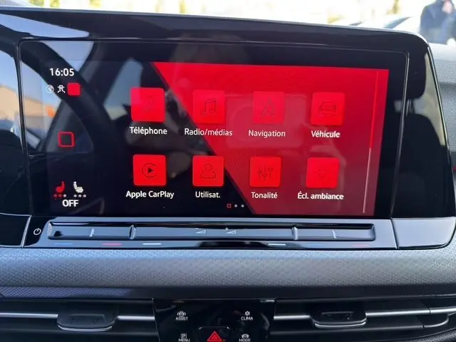 Écran tactile central de la Volkswagen Golf VIII gris lunaire affichant les options multimédias et de navigation.