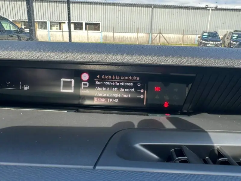 Tableau de bord numérique de Citroën C3 Aircross gris Mercury, affichant les aides à la conduite en vue frontale.