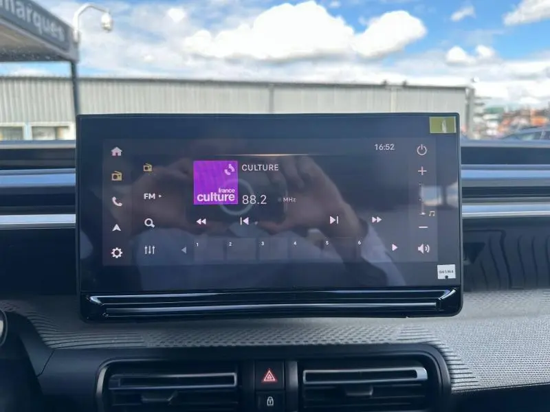 Écran tactile central du tableau de bord du Citroën C3 Aircross gris Mercury, affichant la radio FM 88.2 MHz.