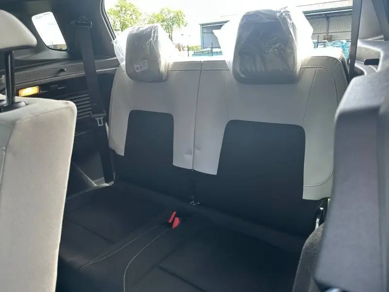 Vue intérieure sur la banquette arrière 3e rangée bicolore gris clair et noir du Citroën C3 Aircross 2026.