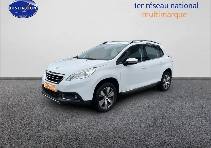 Peugeot 2008 blanc nacré en 3/4 avant droit, avec jantes alliage et barres de toit visibles.