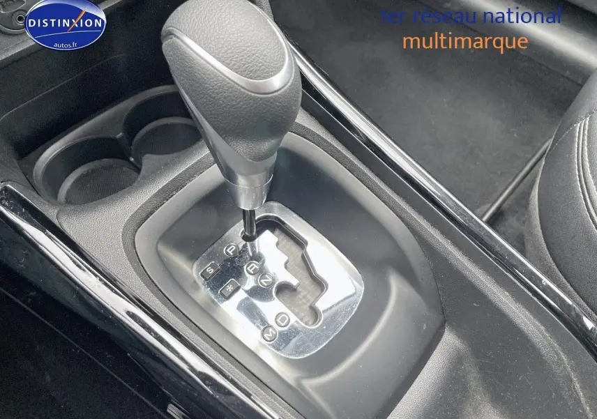 Le levier de vitesses automatique de la Peugeot 2008 blanc nacré, vue rapprochée de la console centrale intérieure.