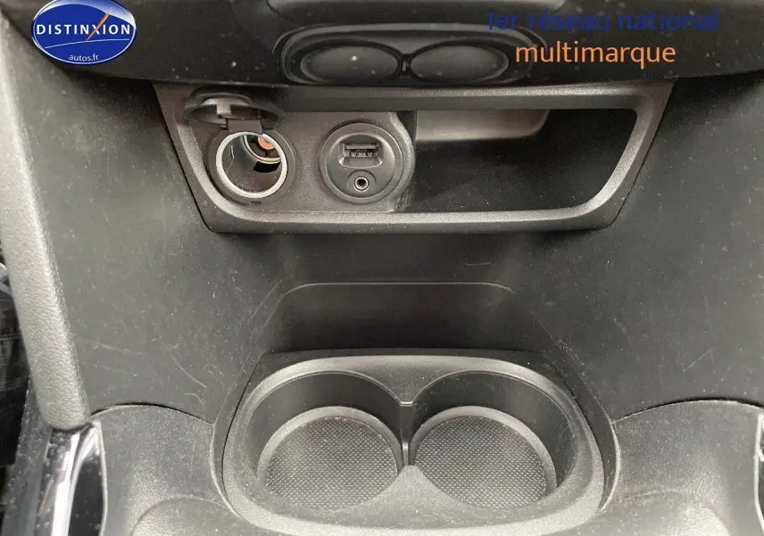 Prise USB et allume-cigare au centre de la console d'une Peugeot 2008 blanc nacré, version 2015.