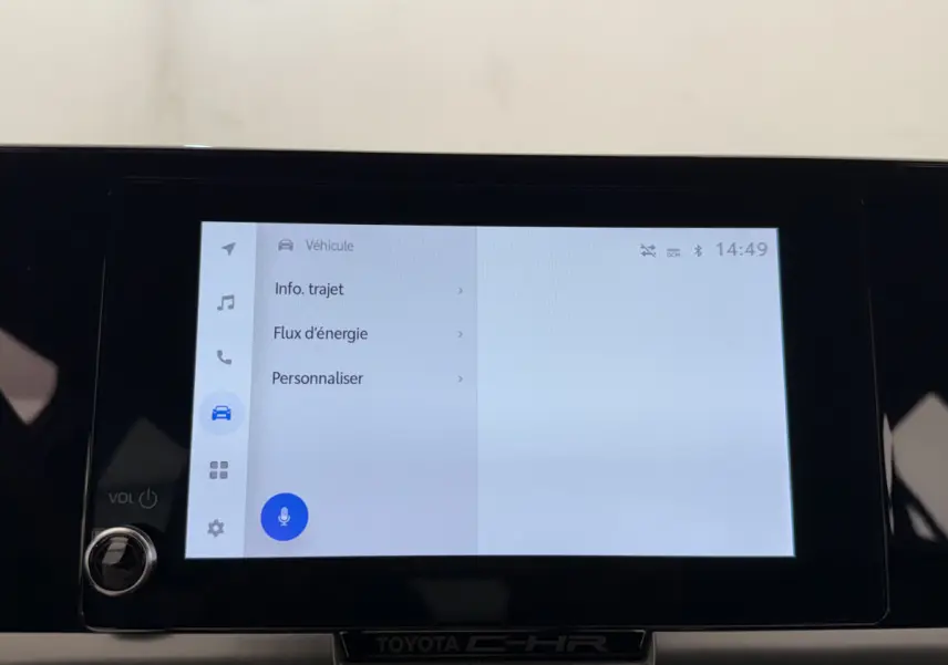 Écran tactile central du Toyota C-HR 1.8 Hybride 140 Dynamic affichant les options de véhicule en intérieur noir.