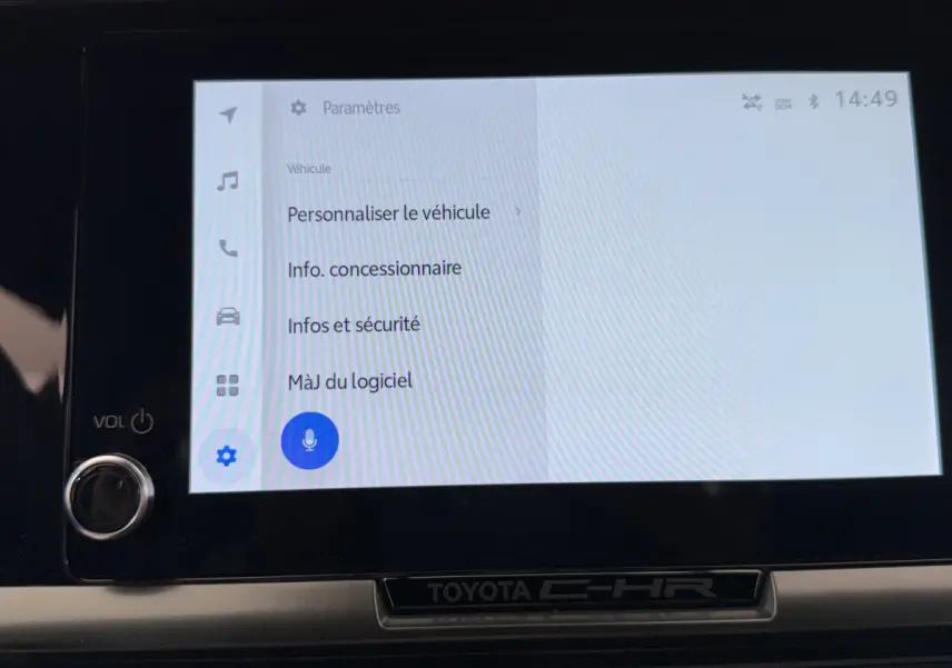 Écran tactile central du Toyota C-HR 1.8 Hybride blanc, affichant le menu des paramètres du véhicule.
