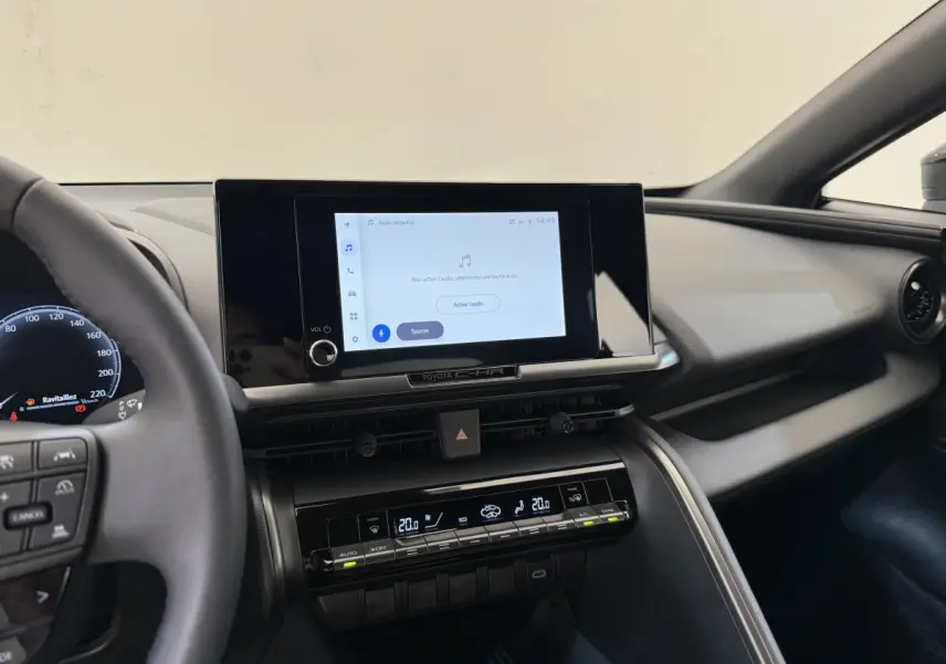 Tableau de bord du Toyota C-HR 1.8 Hybride 140 Dynamic 2024, vue centrale avec écran tactile et commandes climatisation.